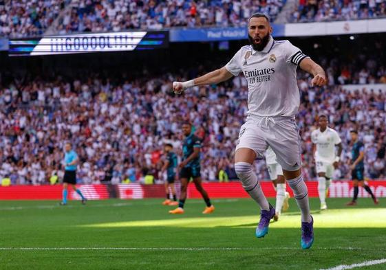 Benzema celebra uno de sus tres goles al Almería.