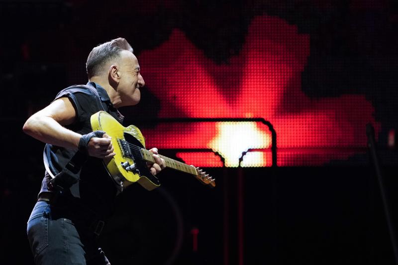 El cantante actuó ante 60.000 personas en el Estadi Olímpic de Barcelona.