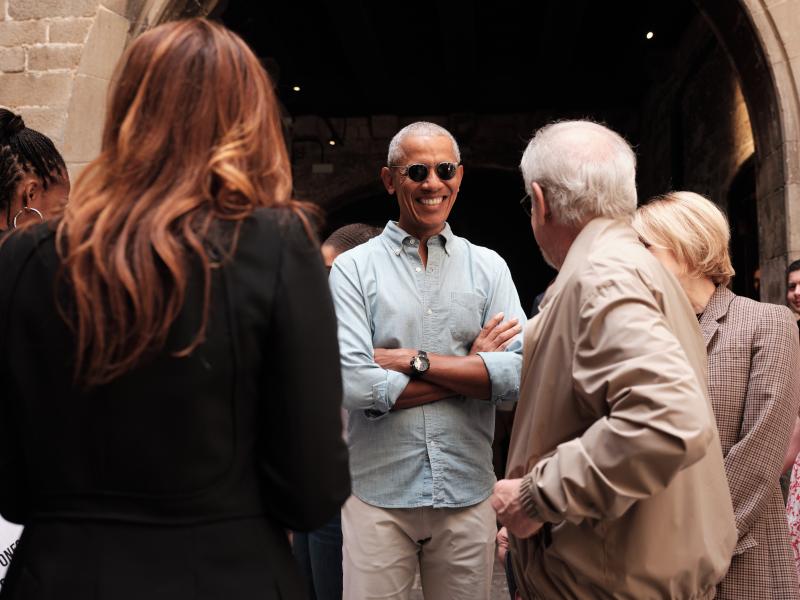 El ex presidente de Estados Unidos Barack Obama saluda a su salida de la Sagrada Familia.