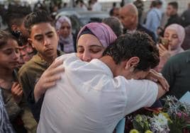 Palestinos rescatados de Sudán se reencuentran con sus seres queridos en el paso de Rafah.