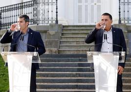 Los líderes de Sortu y de EH Bildu, Arkaitz Rodríguez y Arnaldo Otegi, en la declaración sobre las víctimas de 2021.