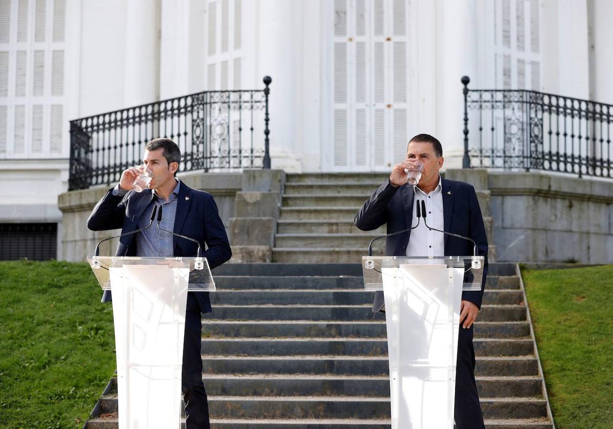 Los líderes de Sortu y de EH Bildu, Arkaitz Rodríguez y Arnaldo Otegi, en la declaración sobre las víctimas de 2021.