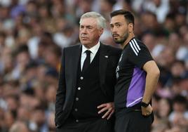 Carlo Ancelotti, junto a su hijo Davide durante el partido ante el Almería.