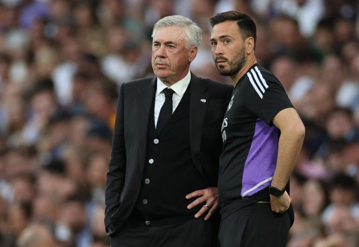 Carlo Ancelotti, junto a su hijo Davide durante el partido ante el Almería.