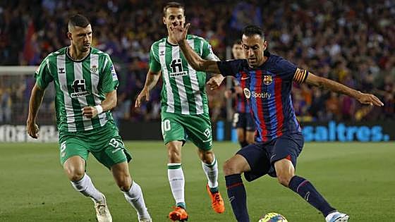 Busquets y Pedri devuelven la identidad al Barcelona