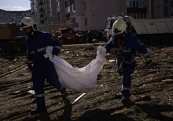 Servicios de emergencia ucranianos trabajando en una imagen de archivo en Uman