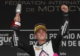 Iván Ortolá celebra su victoria en el circuito de Jerez.