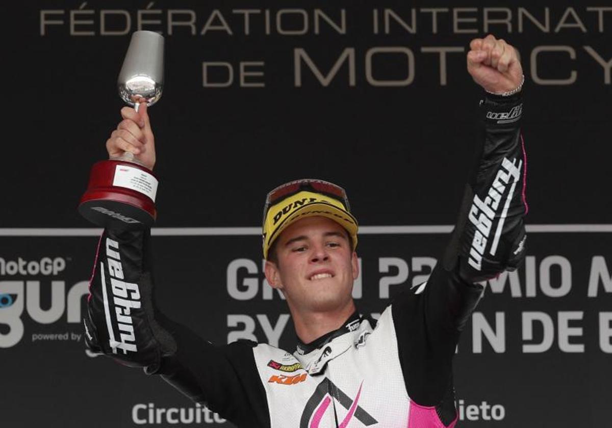 Iván Ortolá celebra su victoria en el circuito de Jerez.