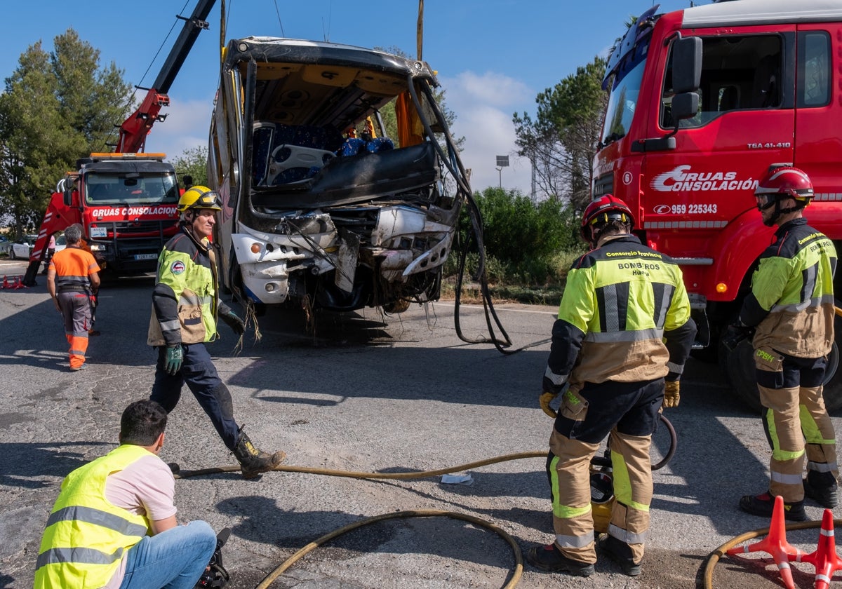 Los bomberos retiran de la carretera el autobús siniestrado hoy en Almonte.