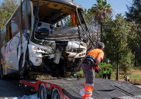 Una mujer muerta y 25 heridas tras volcar en Huelva un autobús con temporeras