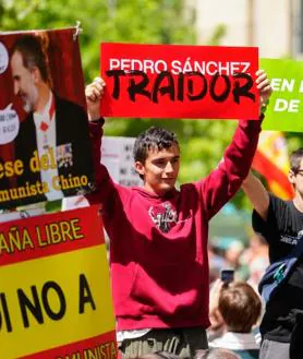 Secondary image 2 - Demonstration called by Vox and its Solidarity union for May Day in the Chamberí neighborhood, in Madrid.
