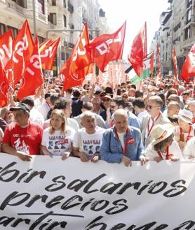 Imagen secundaria 2 - Arriba, las ministras Irene Montero, María Jesús Montero, Yolanda Díaz y Alberto Garzón, hoy, en la manifestación del Primero de Mayo en Madrid. A la derecha, Los secretarios generales de CCOO, Unai Sordo, y UGT, Pepe Álvarez. A la izquierda, la cabeza de la manifestacion en Madrid.