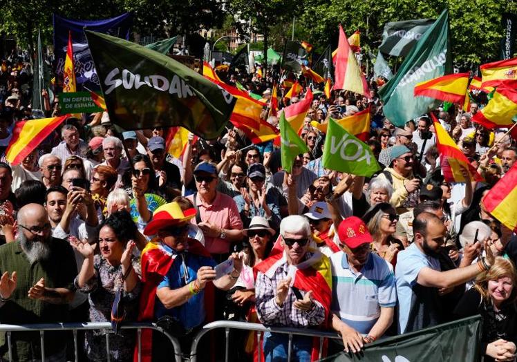 Imagen principal - Manifestación convocada por Vox y su sindicato Solidaridad por el Primero de Mayo en el barrio de Chamberí, en Madrid.