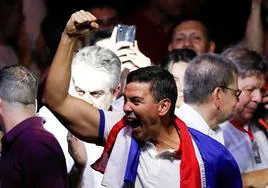 El candidato oficialista Santiago Peña celebra su víctoria en las elecciones presidenciales de Paraguay