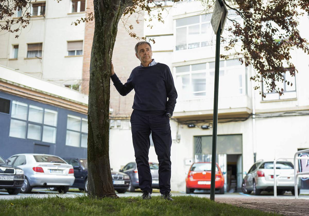 El hijo de Tomás Caballero, en la calle de Pamplona donde los terroristas asesinaron a su progenitor.