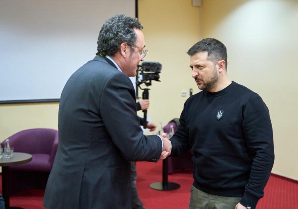 El fiscal general del Estado, Álvaro García Ortiz, saluda a Volodímir Zelenski en una reunión celebrada en territorio ucraniano.