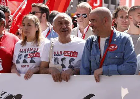 Secondary image 1 - Above, the ministers Irene Montero, María Jesús Montero, Yolanda Díaz and Alberto Garzón, today, at the May Day demonstration in Madrid.  On the right, the general secretaries of CCOO, Unai Sordo, and UGT, Pepe Álvarez.  On the left, the head of the demonstration in Madrid.