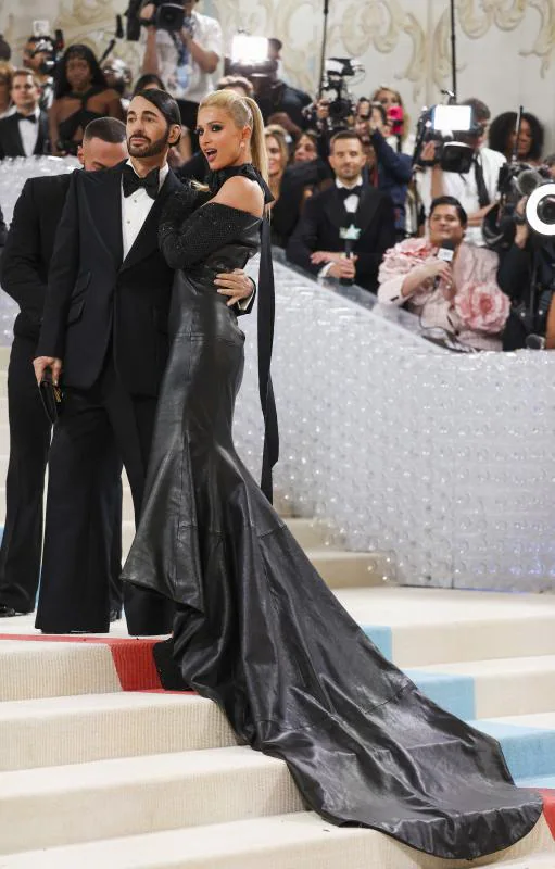 Paris Hilton ha acudido de riguroso negro y acompañada del creador de su vestido, Marc Jacobs.