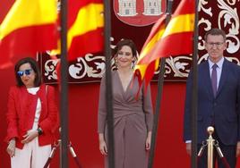 La presidenta de la Comunidad de Madrid, Isabel Díaz Ayuso, junto a la ministra de Defensa, Margarita Robles, y el líder del Partido Popular, Alberto Núñez Feijóo.