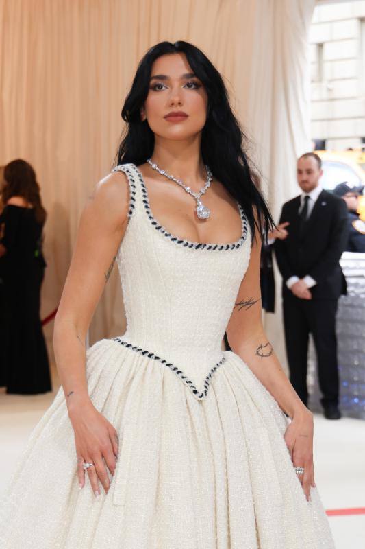 La cantante Dua Lipa, otra de las anfitrionas, con vestido inspirado en el siglo XVIII de la colección de alta costura de otro de 1992 de Chanel.