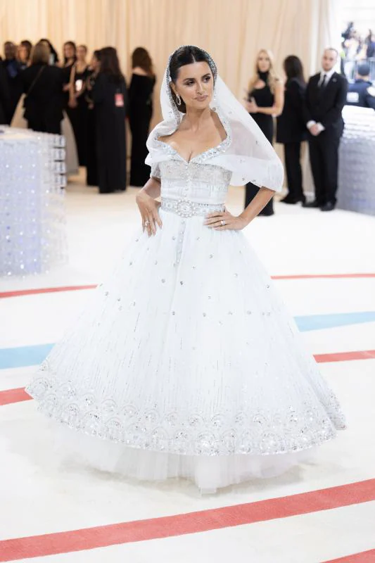 La actriz Penélope Cruz, musa de Karl Lagerfeld y una de las anfitrionas de la gala, con un imponente vestido de novia de Chanel de 1988.