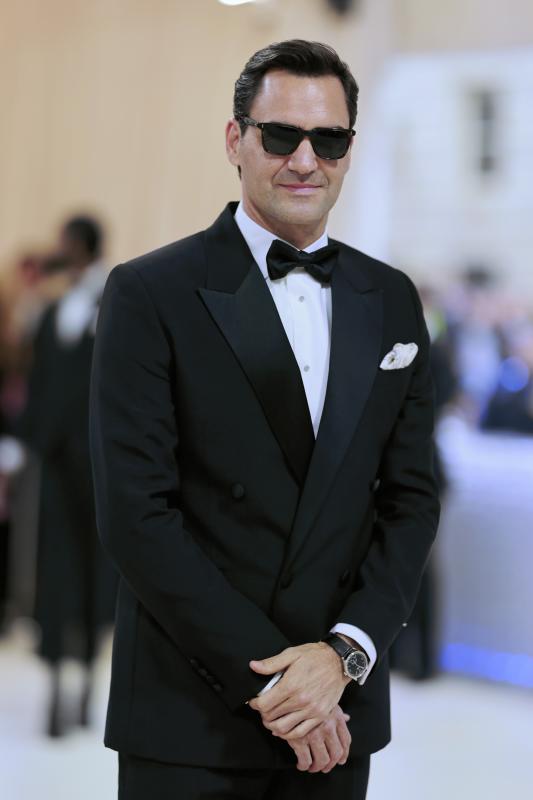 El extenista Roger Federer, con gafas de sol y esmoquin de Dior.