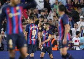 El defensa del FC Barcelona Jordi Alba (2d) celebra la victoria de su equipo.