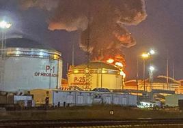 Un depósito de combustible en llamas tras ser alcanzado por un dron cerca del puerto de Tamán, en la región de Krasnodar
