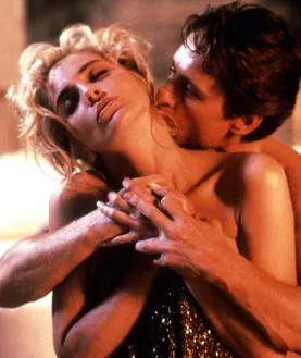 Imagen secundaria 2 - Michael Douglas lleva casado con Catherine Zeta-Jones desde hace 23 años. En 1979 acudió a Cannes por primera vez junto a Jack Lemmon y Jane Fonda con 'El síndrome de China'. 'Instinto básico' (1992), con Sharon Stone, es uno de sus mayores éxitos.