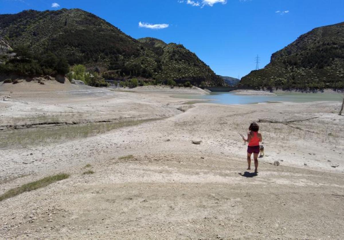 Una niña juega en el pantano de Arguis, en Huesca.