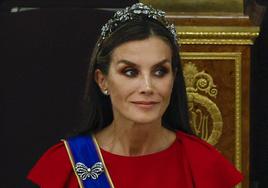 Doña Letizia, con el broche de lazo en la cena de gala en honor del presidente de Colombia.