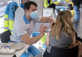 Una mujer se vacuna contra la covid en Madrid en enero de 2022.