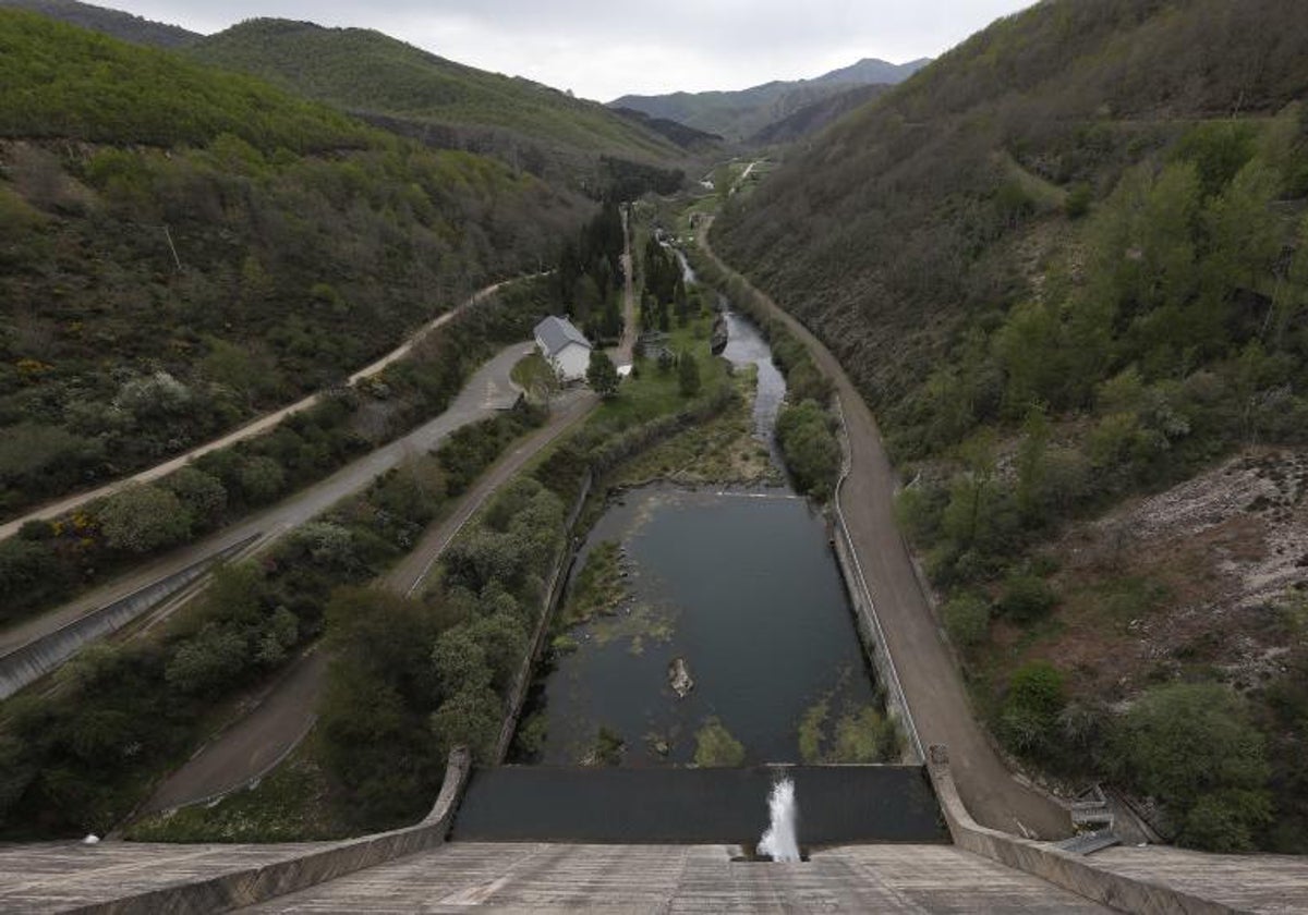 Vista del embalse del río Porma.