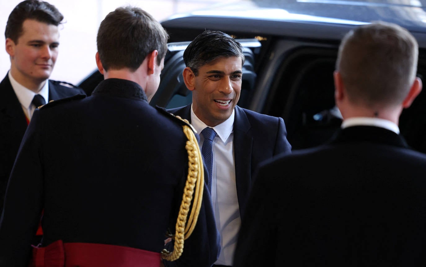 Rishi Sunak, primer ministro británico, a su llegada a Buckingham Palace.