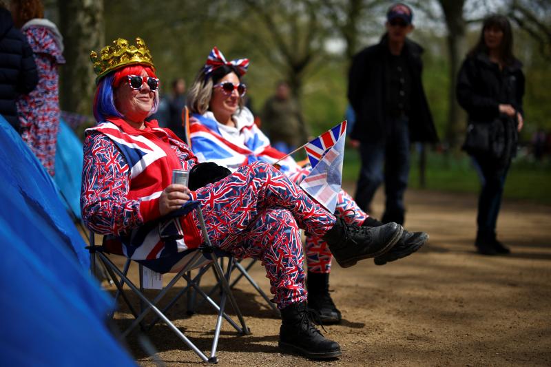 No faltaron los clásicos y coloridos 'trajes británicos' para mostrar su apoyo a los nuevos monarcas.