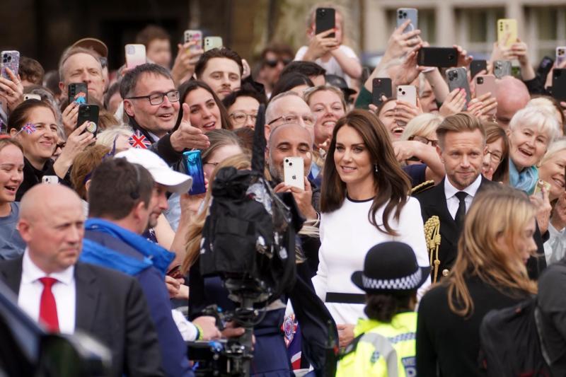 Miebros de la familia real británica son aclamados por todos los asistentes.