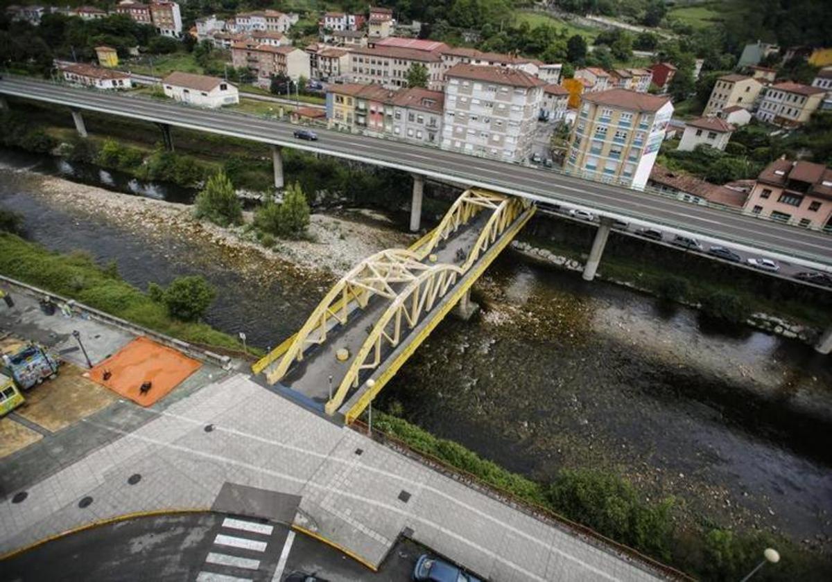 El puente que la menor presuntamente acosada cruza para ir al centro escolar.