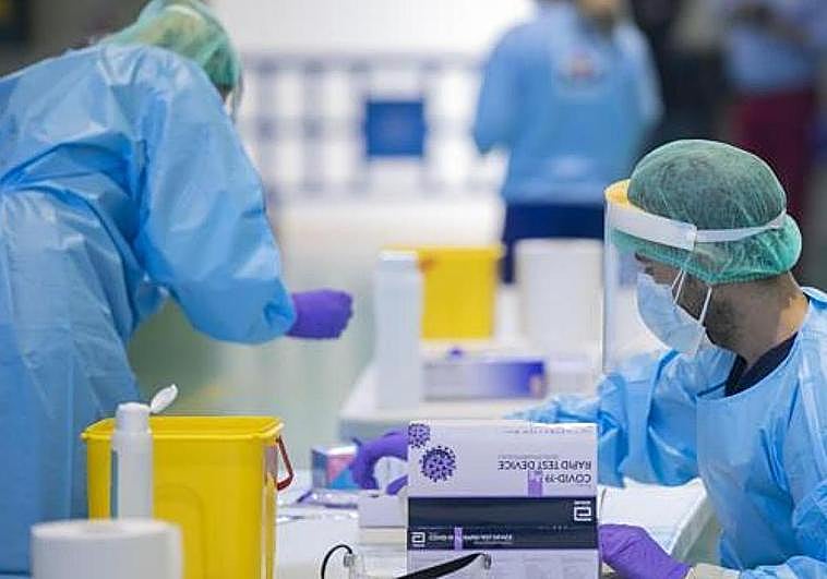 Unos sanitarios con la vacuna de la covid.