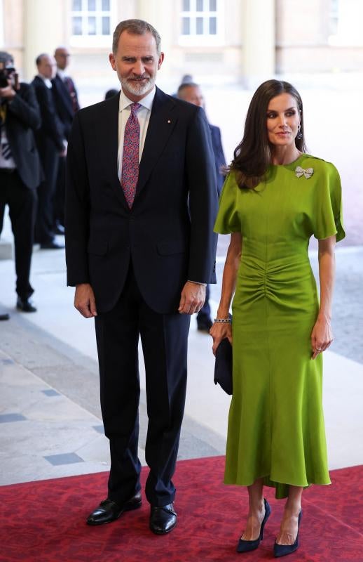 Los Reyes de España posan para los medios a su llegada a Buckingham Palace.
