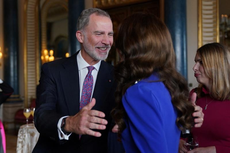 Felipe VI saluda a la princesa de Gales.