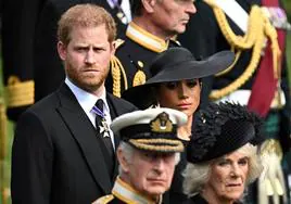 El príncipe Harry y su esposa, Meghan Markle, junto al rey Carlos III y la reina Camila durante el funeral de la reina Isabel en Londres