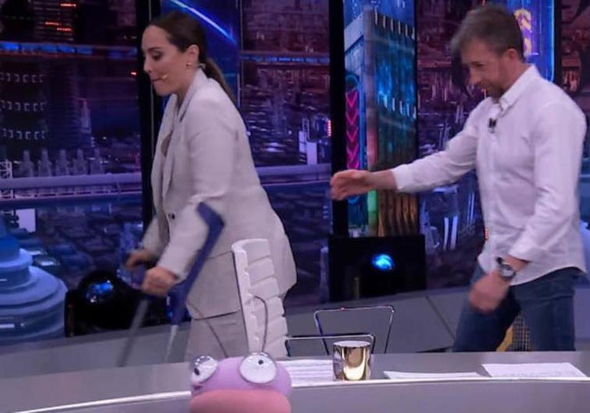 Tamara se apoya en unas muletas tras sufrir la caída.