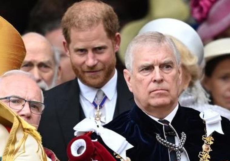 El príncipe Enrique, en segundo plano durante la coronación y una pluma le tapa durante la ceremonia