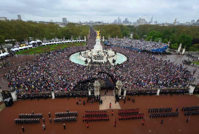 Miles de personas llenan los alrededores del Palacio de Buckingham