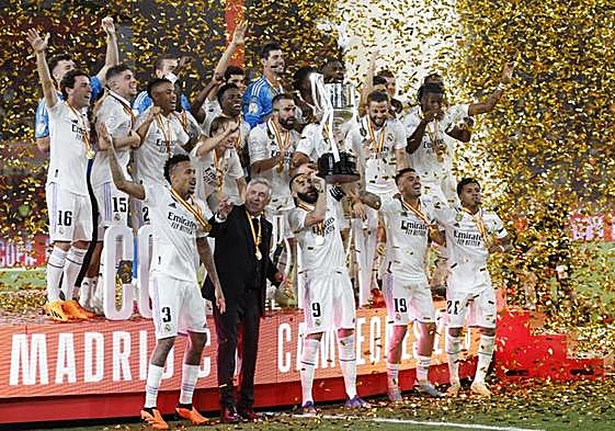 Los jugadores y el cuerpo técnico del Real Madrid festejan el título.