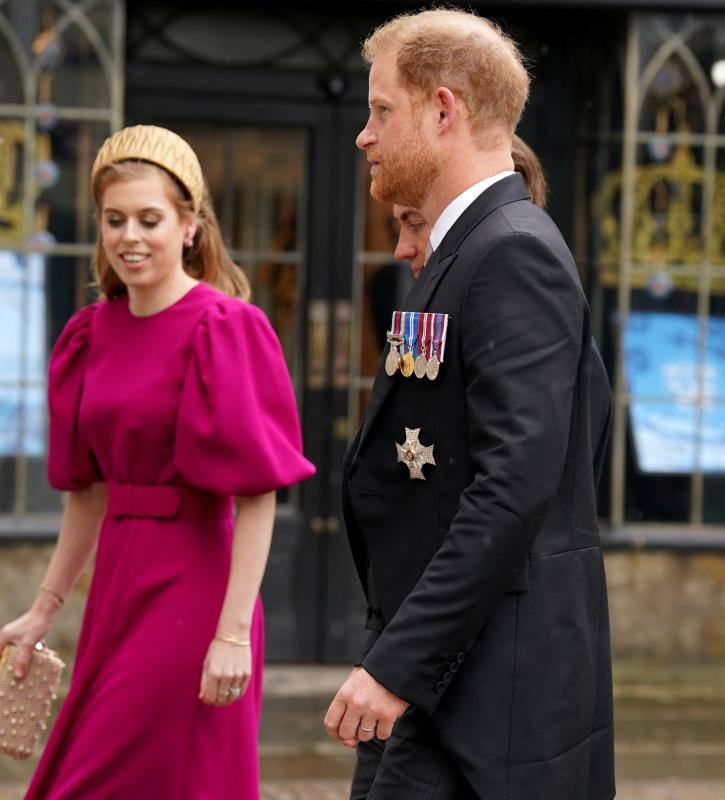 Beatriz de York llegó hasta la Abadía con su primo Harry, aunque se separaron al entrar al templo. La sobrina de Carlos III optó por un favorecedor y colorido vestido de Beulah London.