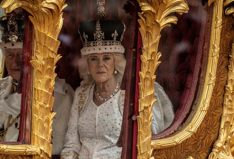 Camila, en la carroza dorada, tras ser coronada reina.