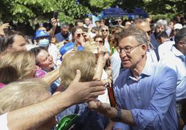 Feijóo saluda a los asistentes al acto de precampaña del PP en Granada.