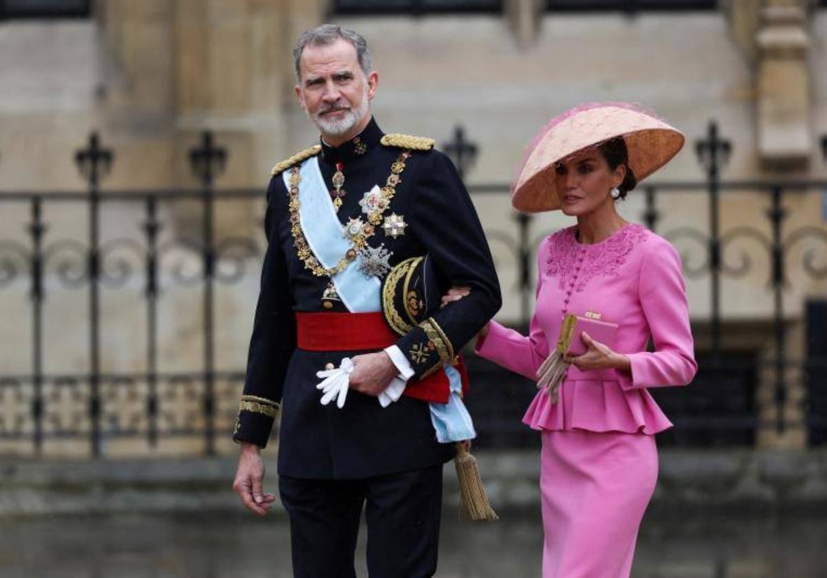 Don Felipe y Doña Letizia, entrando juntos en la Abadía de Westminster.