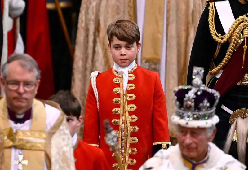 El hijo mayor de los duques de Gales, George, fue uno de los pajes por decisión de su abuelo, Carlos III. Curiosamente otro de los pajes es el hijo de la mujer que se rumoreó que podría ser la amante del príncipe Guillermo. 